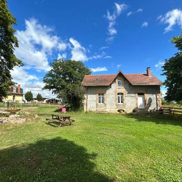 Gîte chaumière château de la Bouchatte: Chazemais şehrinde bir otel