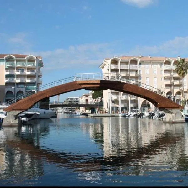 T2/T3 duplex à Port Frejus proche de la mer, hotel in Fréjus