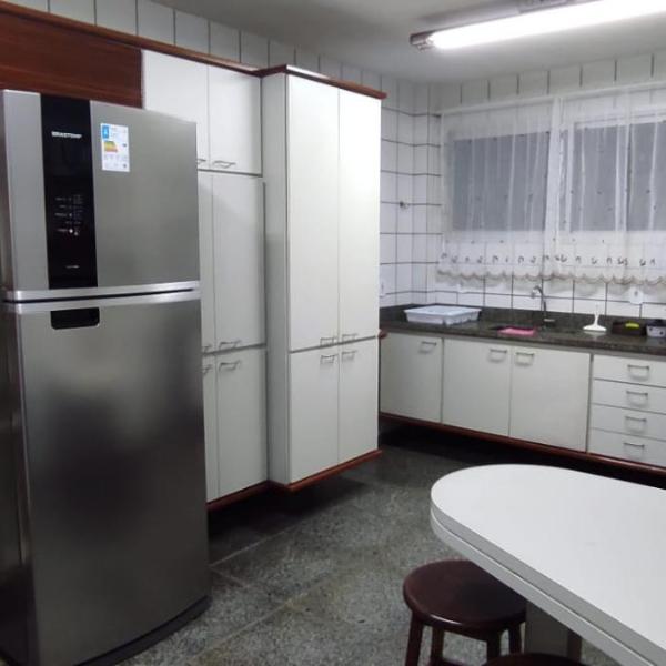 Apartamento BEIRA MAR VISTA TOTAL - SENSAÇÃO DE CASA TÉRREA A BEIRA MAR - COZINHA EQUIPADA -AIR FRYER -ÁREA DE CHURRASCO PRIVATIVA- TVS SMART- DISNEY PLUS E OUTROS-PRAIA IDEAL PARA CRIANÇAS-ROUPA DE CAMA PARA 2 X CASAIS -KIT PRAIA 4 PESSOAS - Foto 4