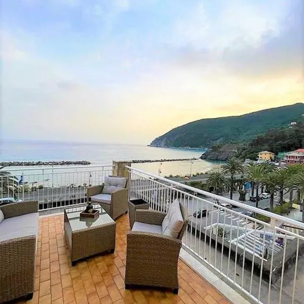 Attico tra cielo e mare, hotel i Moneglia
