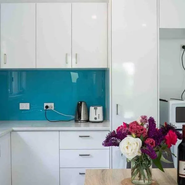 Garden-nestled granny flat between winery and town, hotel in Armidale