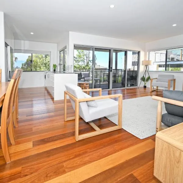 Spacious New 2 bedroom Kings Beach Townhouse ZF2, hotel in Caloundra