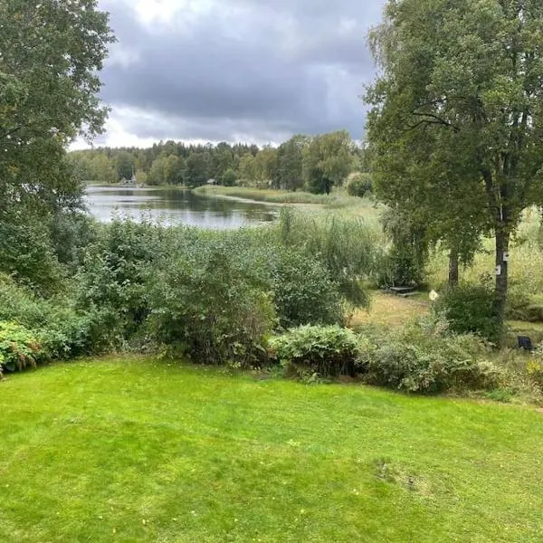 Nyrenoverat strandnära med fantastisk utsikt, hotell i Rimbo