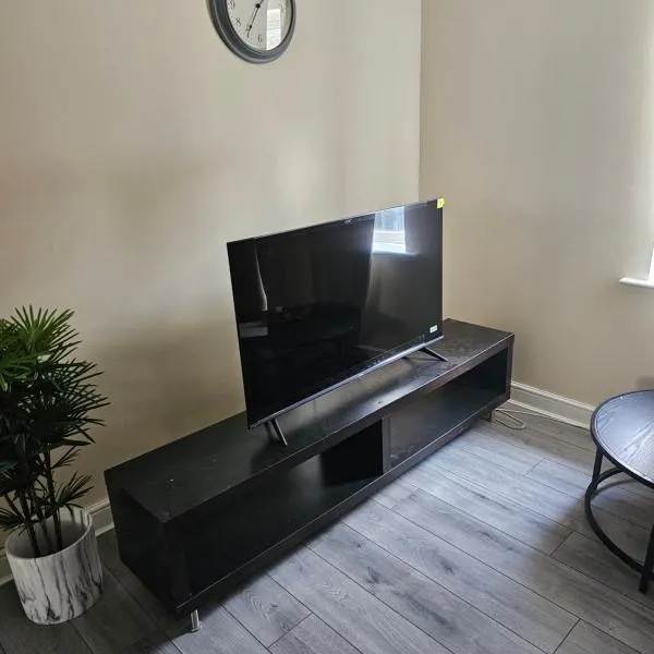 Sleek 4 bed Apartment with 2 bathrooms, מלון בPurfleet