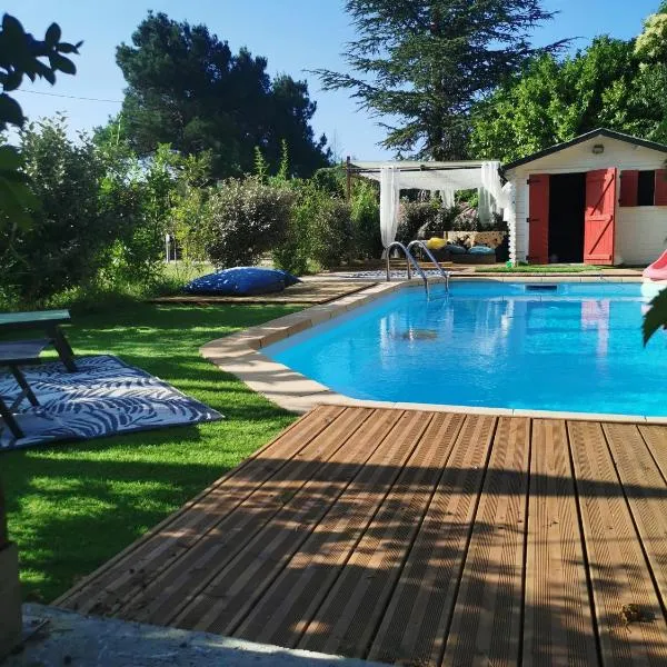 Dépendance cosy entre jardin, piscine et jacuzzi, hotelli kohteessa Aubagne