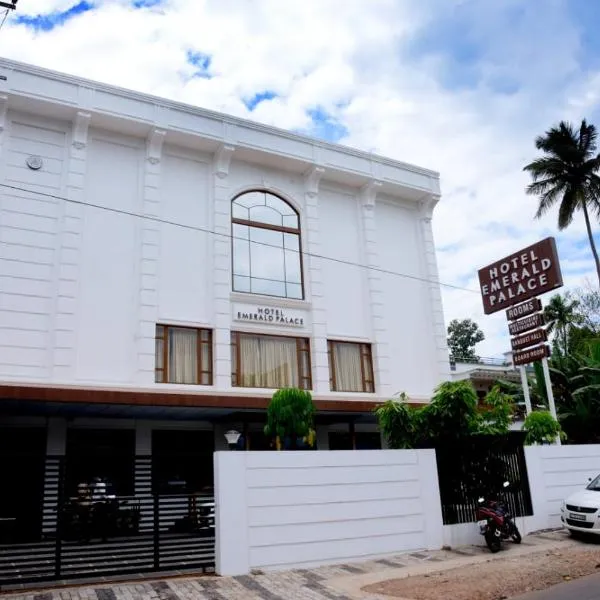 HOTEL EMERALD PALACE, hotel en Kottārakara