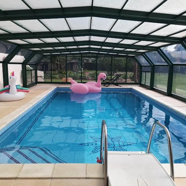 Chambre chez particulier avec petit déjeuner, piscine, pool house, hotel in Saint-Pierre-de-Manneville