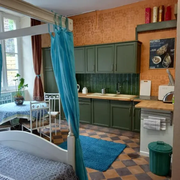 Bohemian Studio bedroom, hotel in Pontrieux