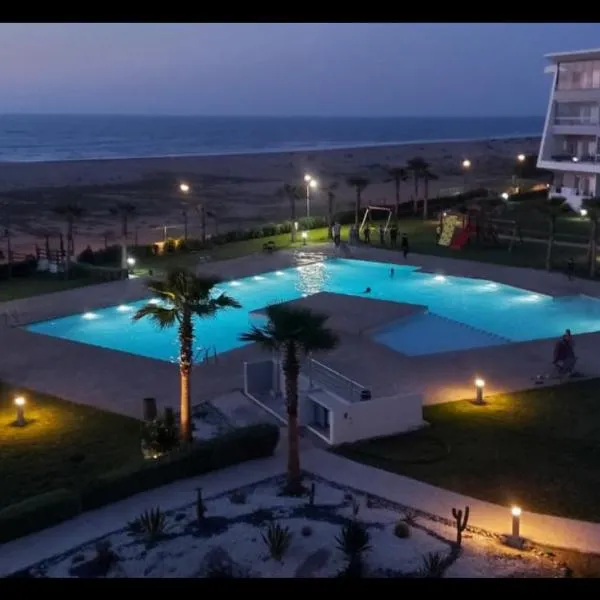 Luxueux appartement front mer, hotel in Sidi Rahal