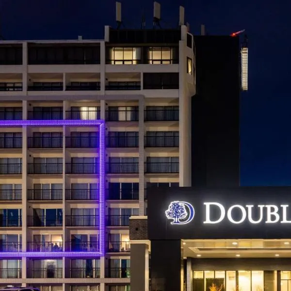 DoubleTree by Hilton Calgary North, מלון בDalroy