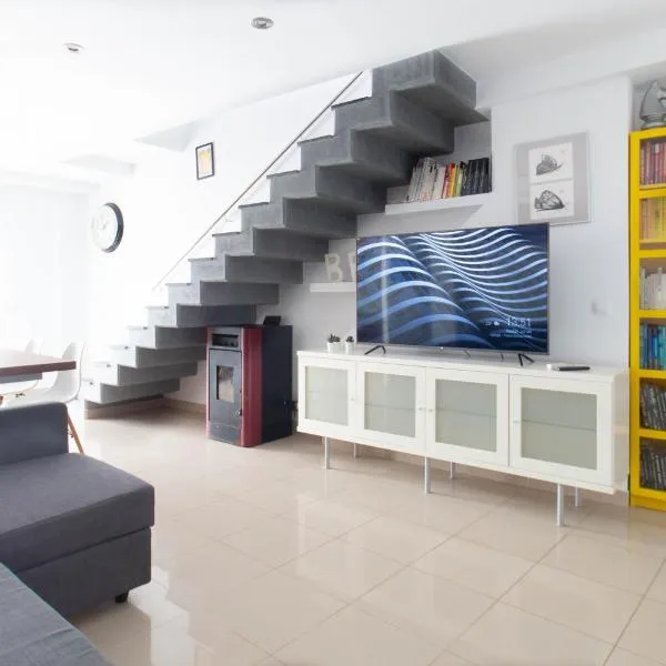 Sand Bay Beach Duplex, hotel din Girona