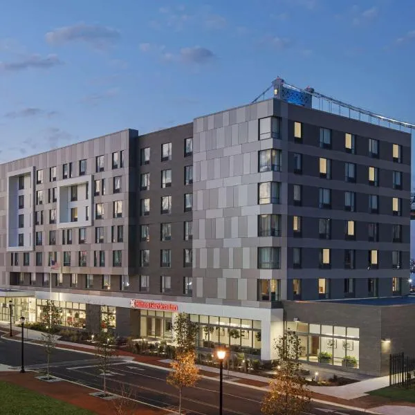 Hilton Garden Inn Camden Waterfront Philadelphia، فندق في Camden