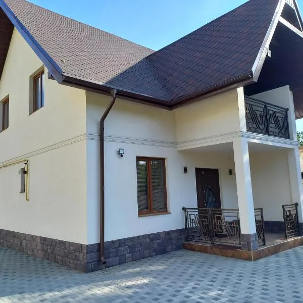 Villa Aura, готель у місті Roşu