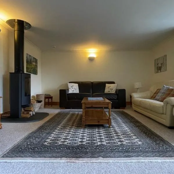 Kerrowdown Cottage-Self Catering for 4 in the Highlands, hotel in Drumnadrochit