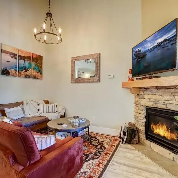 Private condo steps from ski lift minutes to lake, hotel v destinaci Stateline