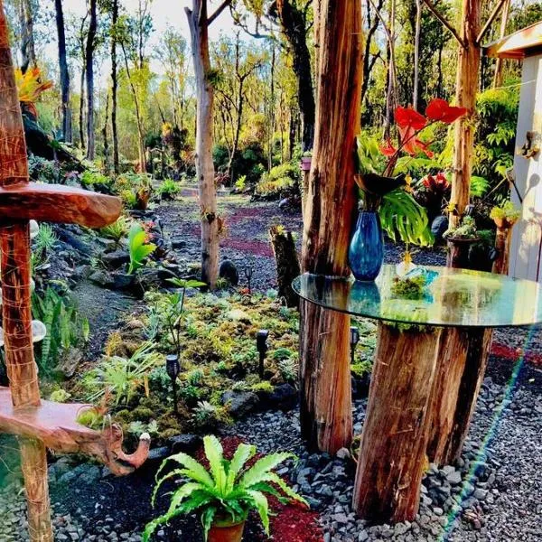 Exotic Garden cottage at amazing volcano fissure, hotel v destinaci Mountain View