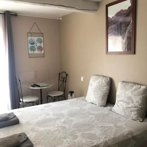 Eyragues suite parentale – hotel w mieście Eyragues