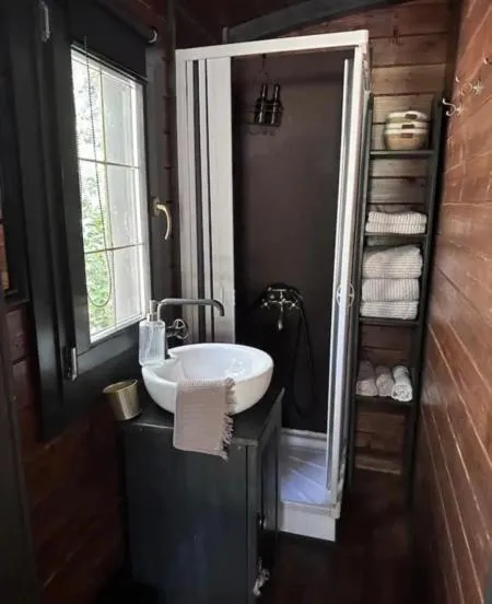 Roulotte / Tiny House dans les Alpilles, hotel v destinaci Saint-Rémy-de-Provence