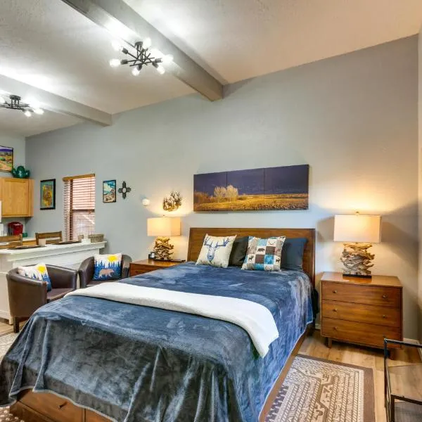 Angel Fire Studio with Fireplace, Walk to Resort!, hotel in Angel Fire