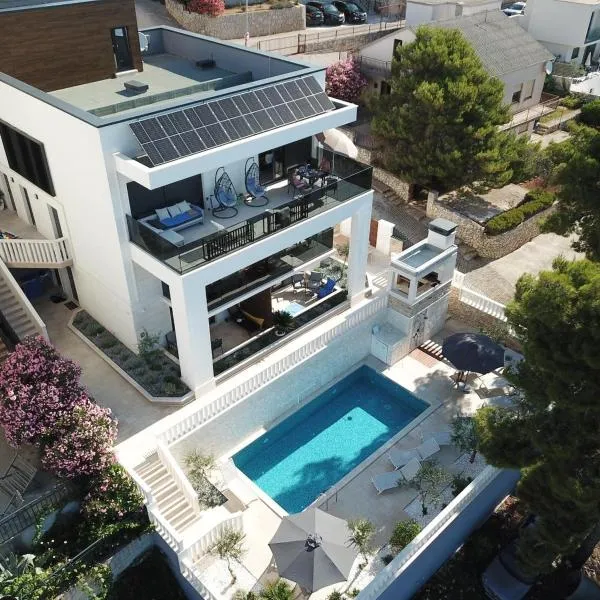 Luxury Beachfront Villa Carlisa, hotel v destinaci Ciovo