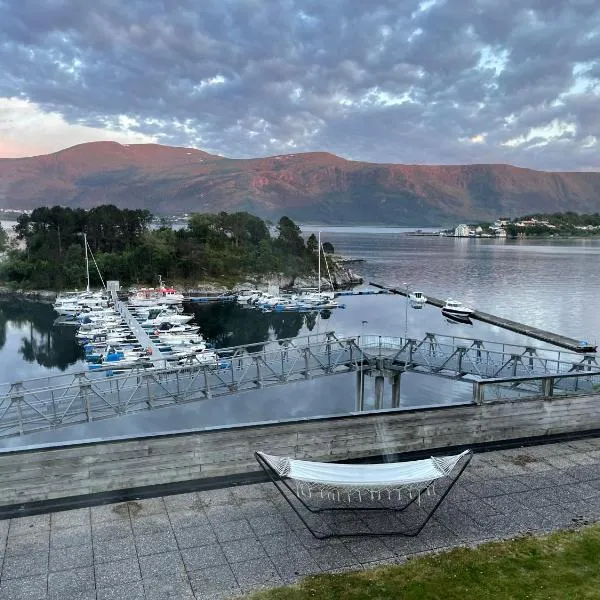 Stunning view apartment in Ålesund with free parking, hôtel à Syvik