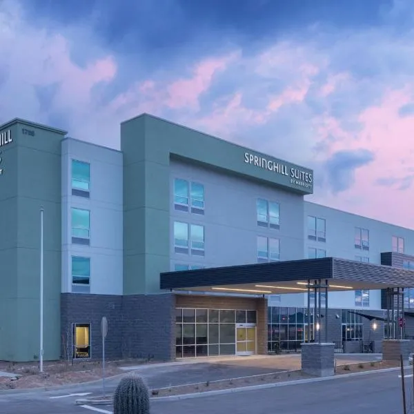 SpringHill Suites by Marriott Tucson at The Bridges، فندق في Drexel Heights