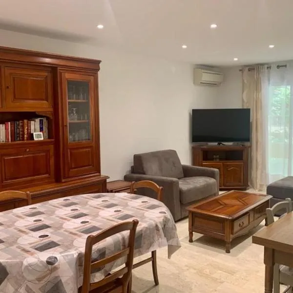 Le Roxane 2 bedroom apartment in the city-center of Antibes, hotel v destinaci Antibes