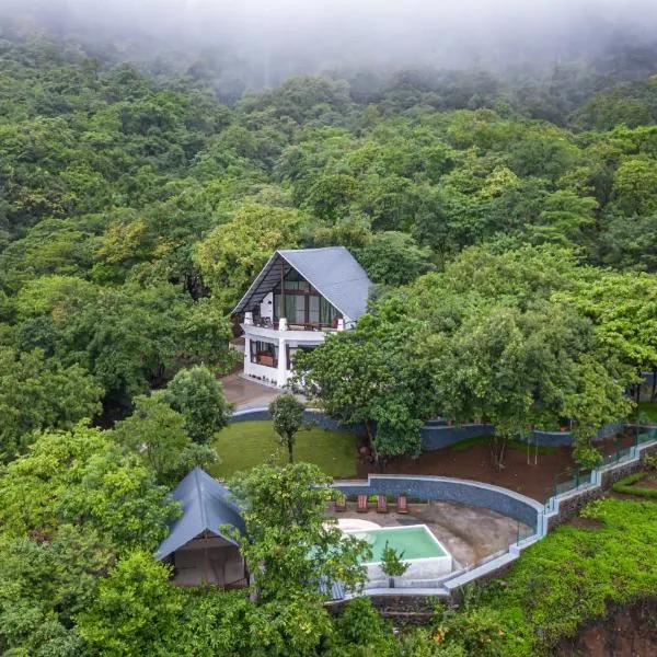 SaffronStays Aranya Vilas & Raanwaara Cottage, hotel v destinaci Āmbavna