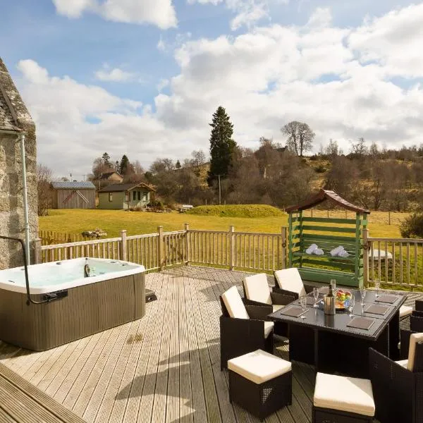 The Maltings - lodge with hot tub, hotel in Nethy Bridge