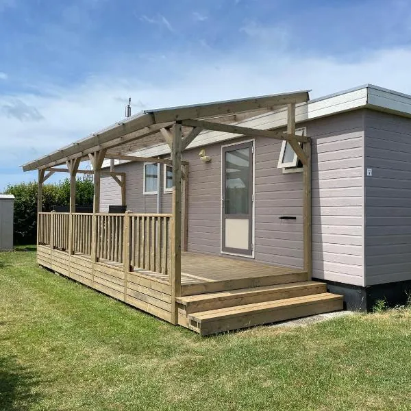 Chalet Boerennest - Heerlijk chalet met overkapt terras en 3 slaapkamers - max 5 pers - 3 km van Noordzee - locatie op camping Moorhoek 10, hotel v destinaci Rockanje