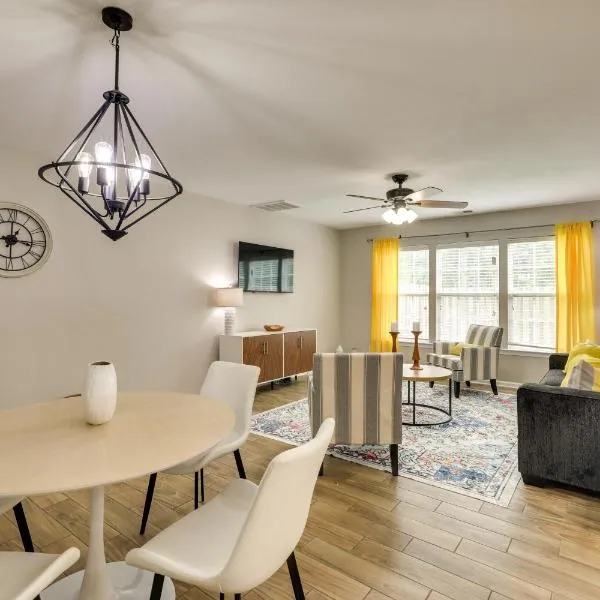 Charming North Charleston Townhome - Pets Welcome!, hotel v destinaci Charleston
