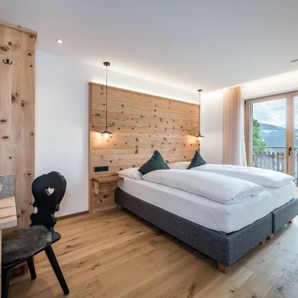 HAUSERHOF Chalet Escape & Dolomite View, hotel in Villandro