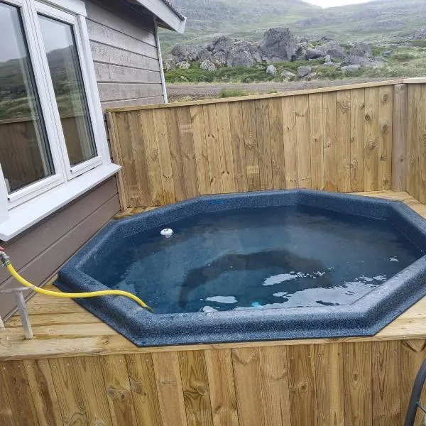 Hvammur 6 with private hot tub, hotel din Djupavik