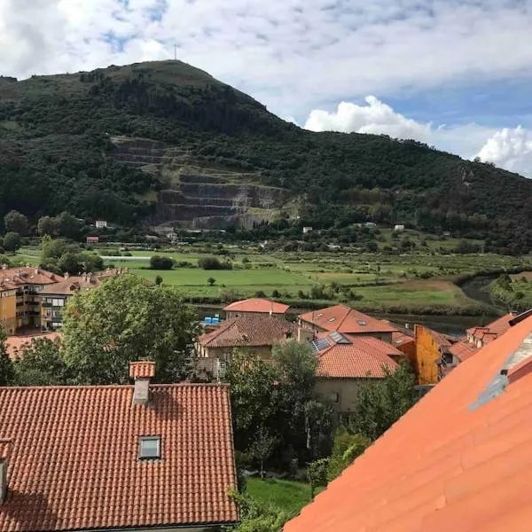 Precioso Ático con parking privado. Vistas al Río, hotell i Limpias