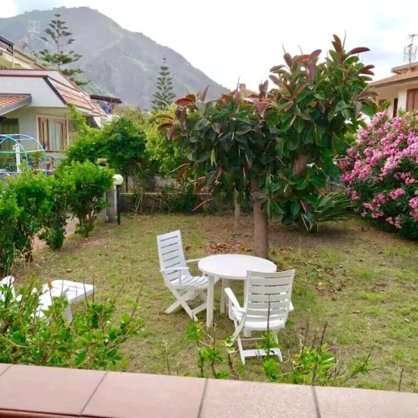 Casa con Giardino e Terrazzo vicino al Mare – hotel w mieście Piraino