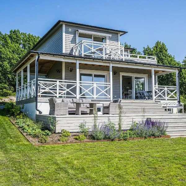 Exclusive tranquil villa by the sea, boat available, hotel v destinaci Drottningskär