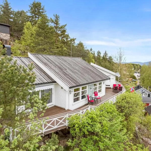 4 Bedroom Nice Home In Berger, hotel in Svelvik