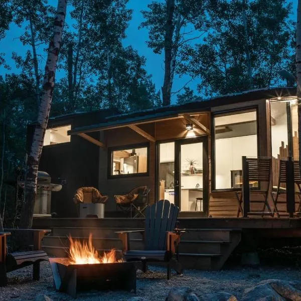 Refuge Bay's Aqua Tiny Home - Luxury Off Grid Escape, hotel in Cherhill