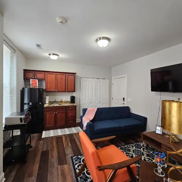 Luxurious 1 Bed 1 Bath Stay at the Historic Inman, hotel v destinaci Champaign