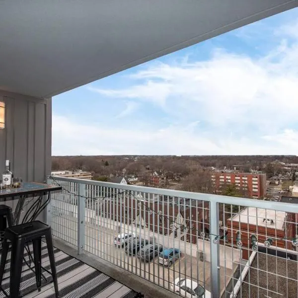 Luxury Condo in Downtown Champaign, хотел в Шампейн