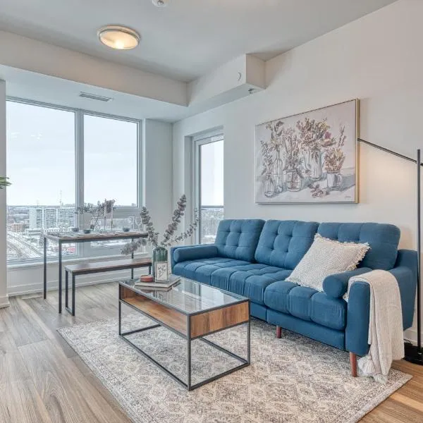 2 Bedroom, 2 Bath Stunning Condo - heart of Kitchener Downtown, hotel di Kitchener