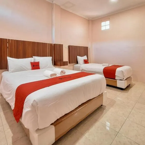 RedDoorz Syariah near Pasar Raya Padang, hotel in Padang