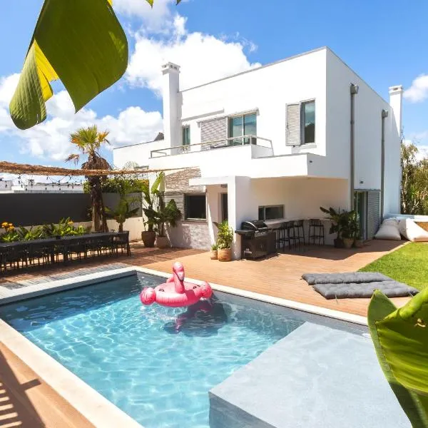 Beach Villa - 16min to Downtown - 30 PPL, hotel v destinaci Paço de Arcos