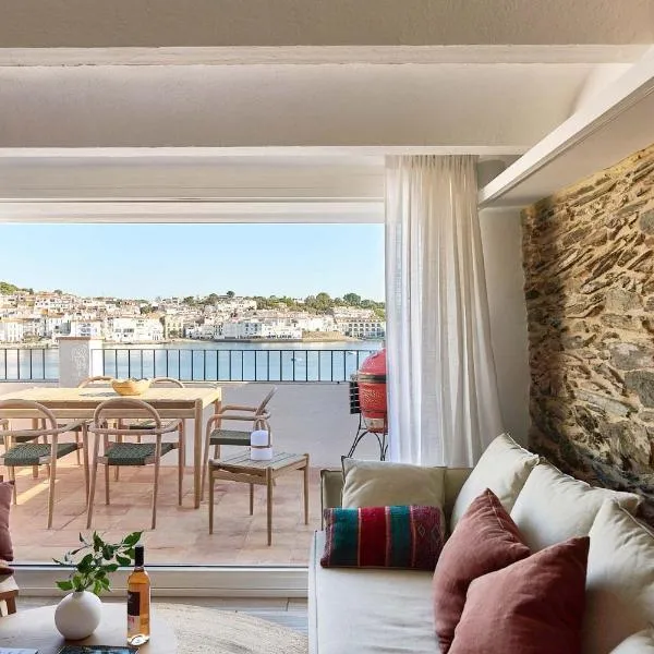 Beachfront Penthouse with Sea Views in CADAQUES, hotel in Cadaqués