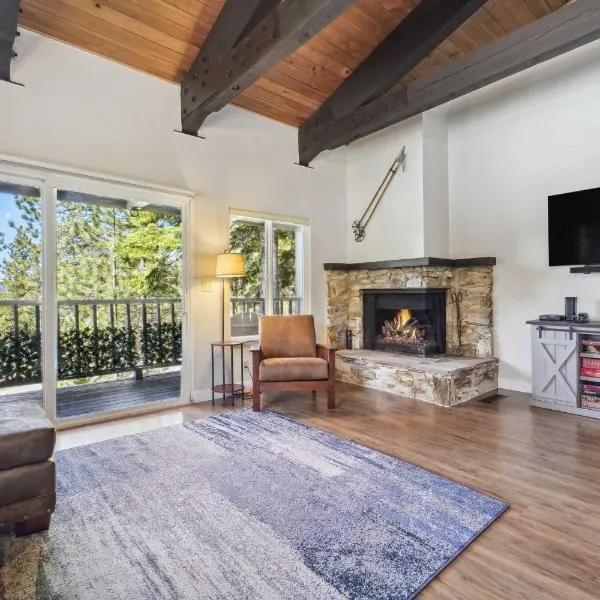 1 Mi to Lake Tahoe Beaches Condo with Pool Access!, hotel in Tahoe City