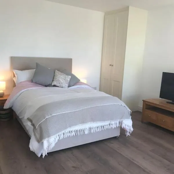New studio near Lahinch, Doolin & Cliffs of Moher, hotel v destinaci Lahinch