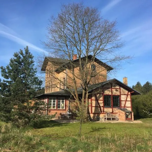 Romantisches Studio am Waldesrand mit Gartensauna, מלון בSchwarz