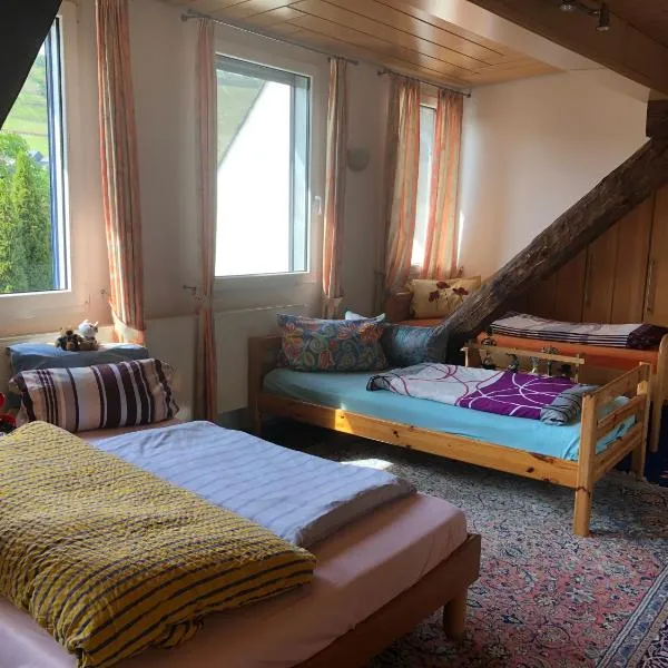 Familien-Zimmer mit Bad und Garten in Privathaus hell, gemütlich, Massivholz, hotel v destinaci Winningen