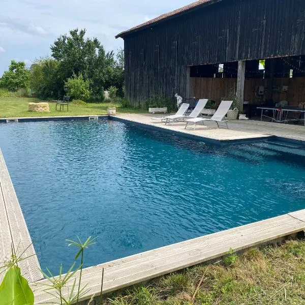 Maison à la campagne avec piscine privée et balnéo, hotel v destinaci Sendets