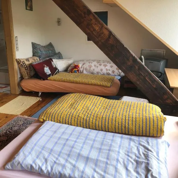 grosses Zimmer mit Bad und Garten in Privathaus hell, gemütlich, Massivholz, hotell i Winningen